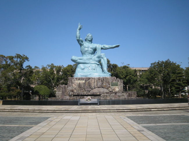 平和祈念像<br />高く空に向けられた右手は原爆の脅威<br />水平にのばした左手は世界平和を<br />閉じられた瞳は原爆犠牲者の冥福を祈って<br />いるそうです。<br />本当に心が痛みました・・・。