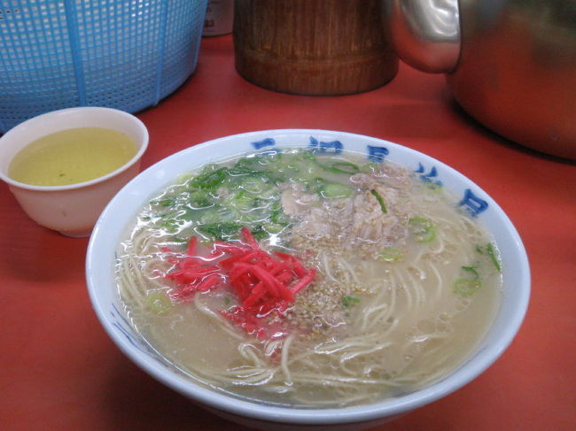 普段旦那様とラーメン屋さんに行くと<br />口癖のように『本場の長浜ラーメンの味は<br />こんなん違うねん!!』と言っていた意味が<br />わかりました。今まで食べていたのは<br />長浜ラーメンではなかった・・・って言うくらい<br />めっちゃおいしかったぁ〜<br />豚骨スープ最高!!<br />