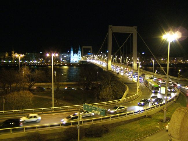 エルジェーベト橋と夜景。<br />ここを通って、くさり橋の方に向かいました。
