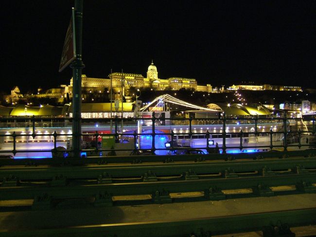 ドナウ川沿いに歩いていると、『スプーン・カフェ＆ラウンジ』が見えました。実は、ドナウ川に浮いてる船のイルミネーションが凄くて気になって調べて、通り過ぎてから知りました。船上レストランだそうです。<br />先にリサーチしておけば、中に入ってたんですけどね〜。残念でした。