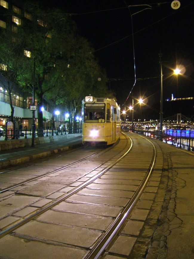 ブタベスト市内を走るトラムです。<br />ブタベストの街並みはトラムが良く似合います。