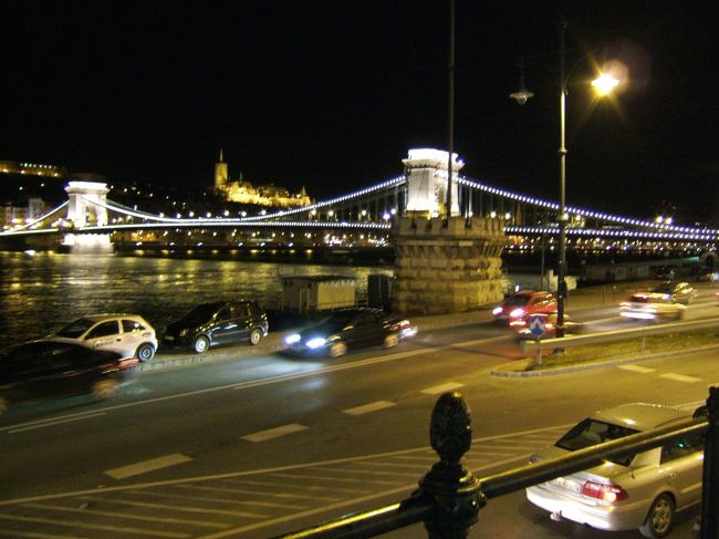 やっとこ<br />くさり橋を眺めることのできるポイントへ到着。<br />ドナウ川とくさり橋、歴史を感じます。<br />