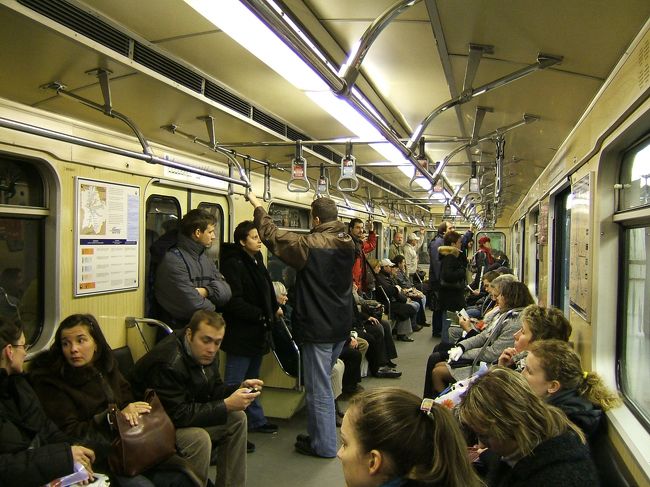 電車の中では、地元の人々で一杯です。<br />