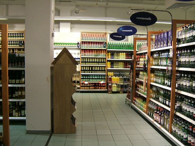 ホテル周辺のスーパーでアルコールを物色！！<br />このあとホテルで飲みまくります。