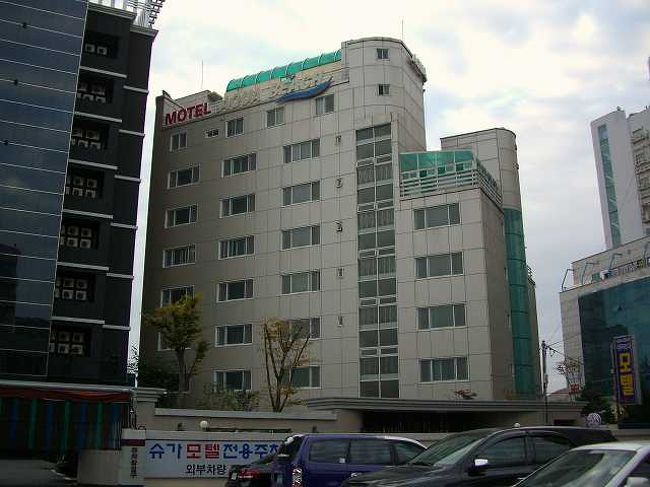 7:00　アクアビーチ・モーテル<br /><br /><br />今回宿泊のアクアビーチ・モーテルです。<br />数時間の仮眠？の後、昨日予約した列車に乗るため7時前にチェックアウトしました。<br />昨日は夜到着してホテルの外観が取れませんでしたので、とりあえず撮ってみました。