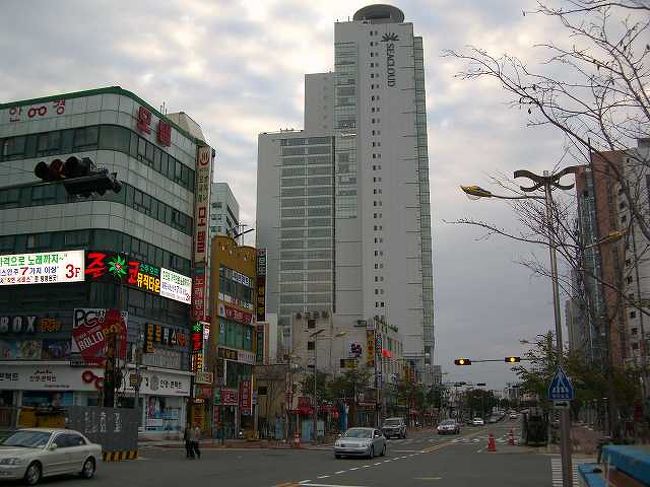 開発中のリゾート<br /><br /><br />朝の海雲台（ヘウンデ／Haeundae）を歩きます。<br />まだまだこれからのリゾートといった感じで、至る所工事中。<br />海側よりの方は少し整備されているような感じでした。<br /><br /><br />■Photolibrary<br />http://www.photolibrary.jp/img60/69_180390.html