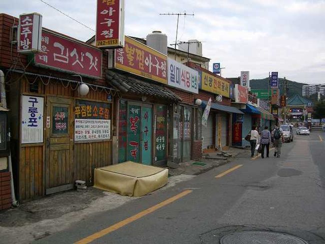 海雲台（ヘウンデ）駅前の食堂<br /><br /><br />海雲台（ヘウンデ／Haeundae）駅前通りの食堂街です。<br />何か軽く食べたかったのですが、朝早いのでどこもやっていませんでした。<br />駅前なのにこの辺は古い街並みのようですね。<br /><br /><br />■Photolibrary<br />http://www.photolibrary.jp/img60/69_180392.html