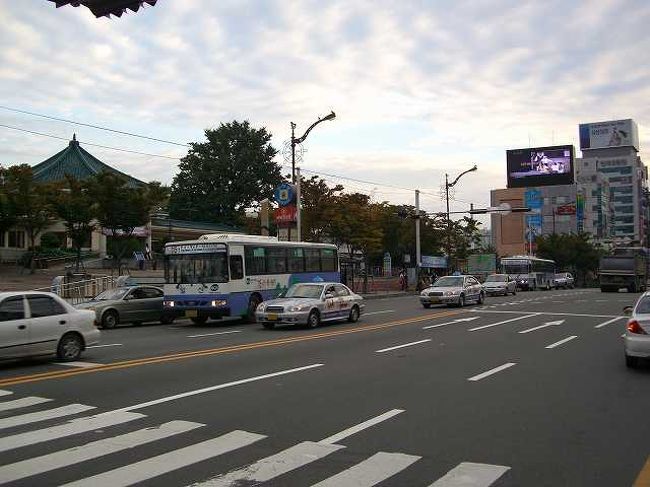 駅前の大通り「スヨンド」<br /><br /><br />海雲台（ヘウンデ／Haeundae）駅前の道路は片側3車線広い道路です。<br />歩行者用信号はついていますが、ここは車社会の韓国。<br />なかなか変わってくれません＾＾；<br /><br /><br />■Photolibrary<br />http://www.photolibrary.jp/img60/69_181001.html