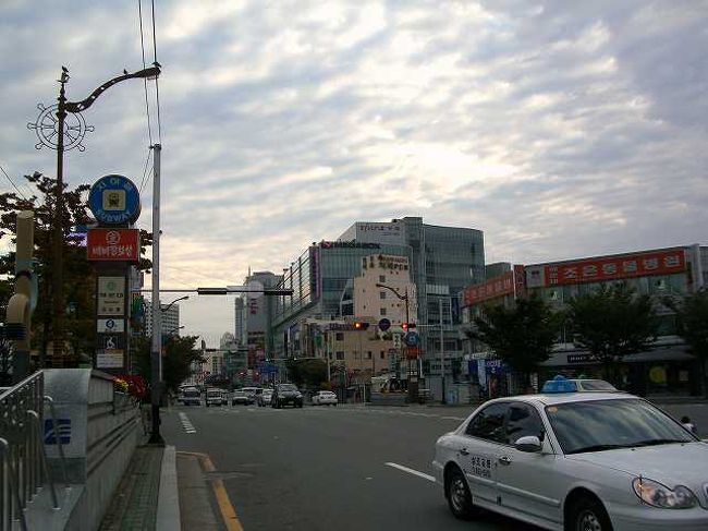 朝の海雲台（ヘウンデ）駅前<br /><br /><br />朝の海雲台（ヘウンデ／Haeundae）駅前です。<br />ラッシュとは言いませんが、適当に交通量はありました。<br />駅前の大通りは「スヨンド」という通りで、この通りの地下を地下鉄2号線が走っています。<br /><br /><br />■Photolibrary<br />http://www.photolibrary.jp/img60/69_181004.html