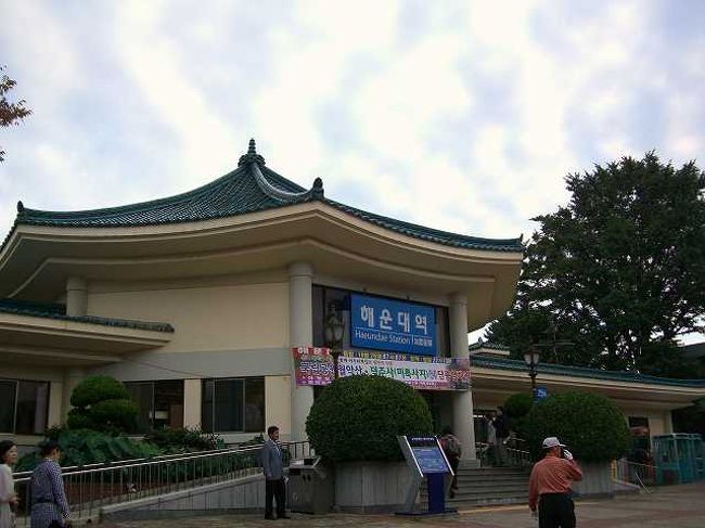 7:10　海雲台（ヘウンデ）駅舎<br /><br /><br />KORAIL東海南部線（トンヘナムブソン／Donghae Nambu Line）海雲台（ヘウンデ／Haeundae）の駅舎です。<br />釜山（プサン／Busan）などとは違ってかなり小さな駅舎です。<br /><br /><br />■Photolibrary<br />http://www.photolibrary.jp/img60/69_181007.html