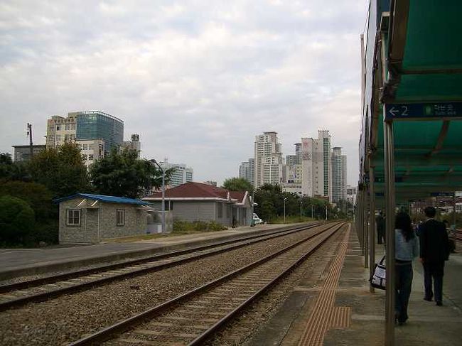 列車を待つ<br /><br /><br />ムグンファ（Mugunghwa）号が来るまではまだ少し時間があるようです。<br />ホームで列車を待ちながら見た釜山（プサン／Busan）側の景色です。<br /><br /><br />■Photolibrary<br />http://www.photolibrary.jp/img60/69_181482.html