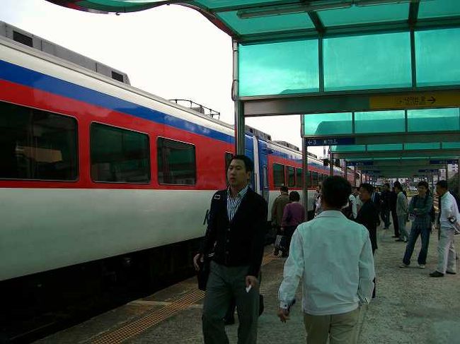 韓国のシステム<br /><br /><br />列車が到着するとみんなぞろぞろとドアの所に寄ってきました。<br />ここは韓国、日本と違い「整列乗車」はあまりしないようです。