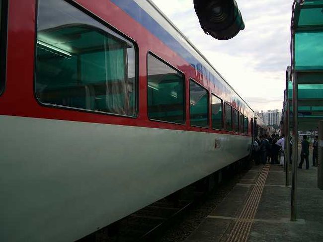 停車中のムグンファ号<br /><br /><br />海雲台（ヘウンデ／Haeundae）駅に停車中のムグンファ（Mugunghwa）号です。<br />これからこの列車に乗車して、慶尚北道（キョンサンブク＝ド／Gyeongsangbuk-do）の慶州（キョンジュ／Gyeongju）へ向かいます。<br /><br /><br />■Photolibrary<br />http://www.photolibrary.jp/img60/69_181872.html