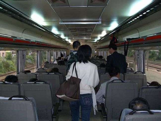 ムグンファ号の車内<br /><br /><br />ムグンファ（Mugunghwa）号に乗車し、指定席を探しながら車内を歩きます。<br />座席は通路を挟んで2列づつで、意外とゆったりしていました。