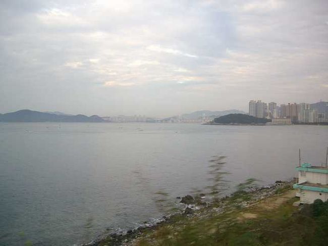7:25　海沿いの景色<br /><br /><br />東海南部線（トンヘナムブソン／Donghae Nambu Line）海雲台（ヘウンデ／Haeundae）駅を出ると列車は海沿いを走ります。<br />この景色が結構いいと言うことで期待をしていたのですが。。。<br />朝だし、天気がいまいちなのであまりすっきりしませんが、なかなかいい景色でした。<br /><br /><br />■Photolibrary<br />http://www.photolibrary.jp/img60/69_181873.html