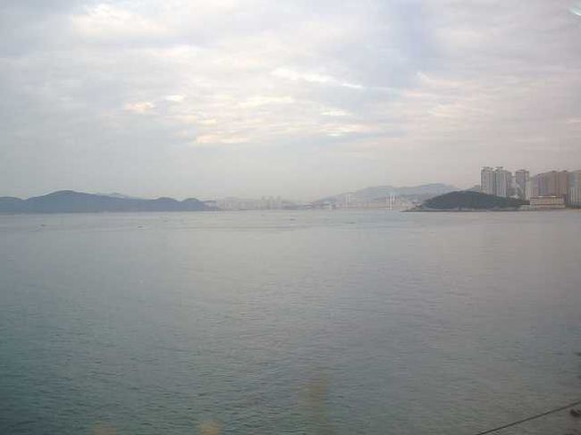 意外と短かった＾＾；<br /><br /><br />この海沿いを走る景色も海雲台（ヘウンデ／Haeundae）を出発して10分もすれば終わってしまいます。<br />KORAILで釜山（プサン／Busan）方向から慶州（キョンジュ／Gyeongju）方向に乗るなら、海側になる右側の座席を予約することをおすすめします。
