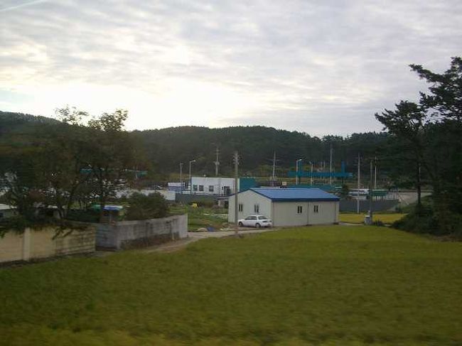 海を離れて・・・<br /><br /><br />海沿いからちょっと内陸に入ると、緑が広がってきます。<br />まだこの辺りはあまり開拓されていないのどかな農村風景って感じです。