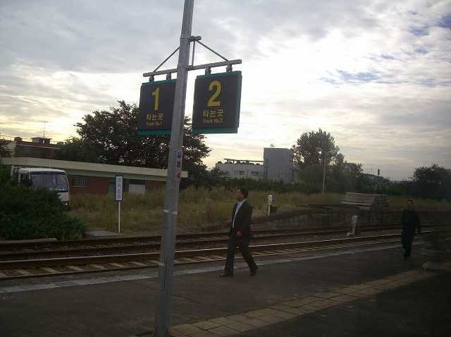 8:15　停車中<br /><br /><br />停車中・・・これもどこの駅だったんだろう？<br />ムグンファ（Mugunghwa）号の車内にはアナウンスって物は無いんろうか？<br />駅のサイズからしてそれほど大きくない駅でした。