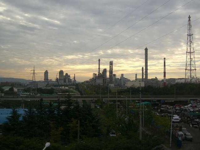 蔚山（ウルサン）広域市<br /><br /><br />列車は蔚山広域市（ウルサン＝グァンヨクシ／Ulsan-Gwangyeoksi）に入りました。<br />蔚山（ウルサン／Ulsan）が近づくと、車窓には工場がちらほらと見えてきました。<br />さすが広域市、工業都市の蔚山です。<br /><br /><br />■Photolibrary<br />http://www.photolibrary.jp/img60/69_181876.html