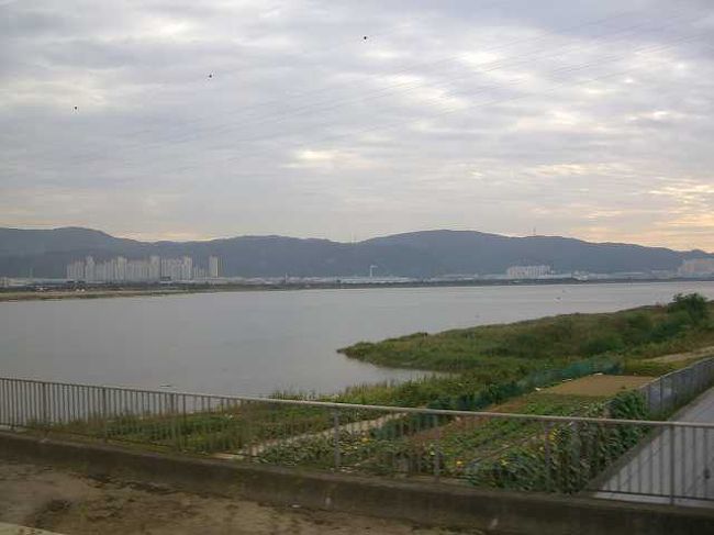 蔚山（ウルサン）駅を出発<br /><br /><br />東海南部線（トンヘナムブソン／Donghae Nambu Line）蔚山（ウルサン／Ulsan）駅を出ると慶尚北道（キョンサンブク＝ド／Gyeongsangbuk-do）の目的地、慶州（キョンジュ／Gyeongju）まであと少し。<br />列車は大きな川を渡ります。