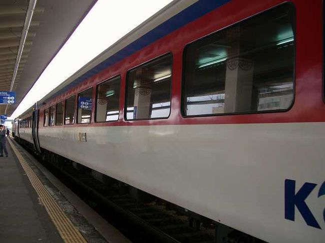 停車中のムグンファ号<br /><br /><br />東海南部線（トンヘナムブソン／Donghae Nambu Line）慶州（キョンジュ／Gyeongju）駅に停車中のムグンファ（Mugunghwa）号です。<br /><br /><br />■Photolibrary<br />http://www.photolibrary.jp/img60/69_182156.html