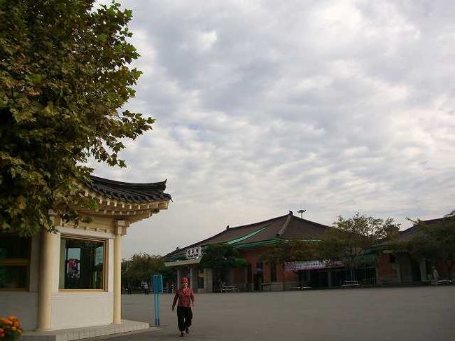 9:20　市場で朝食を<br /><br /><br />結局、コンビニでは物足りなく、近くにある市場に行って何か朝食を食べることにしました。<br />駅前広場から通りを挟んだところにある慶州市場（キョンジュ＝シジャン／Gyeongju Sijang）に向かいます。<br /><br /><br />＜Part6：慶州市場編＞に続く<br />http://4travel.jp/traveler/jyshp/album/10231137/