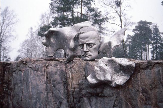 雪の舞う中、シベリウス公園へ。<br /><br />鉄道駅から30分くらい歩きました。<br />バスでも行けるらしいのですが行き方がよくわからなかったので<br />ホステルにあったガイドブックを頼りに行ってきました。