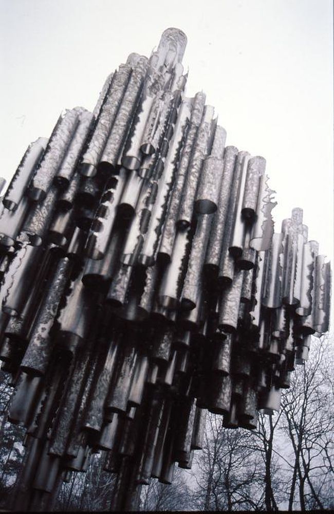 シベリウスにちなんでパイプオルガンのモニュメント。<br /><br />遠目に見るとちょっと怖い…です。