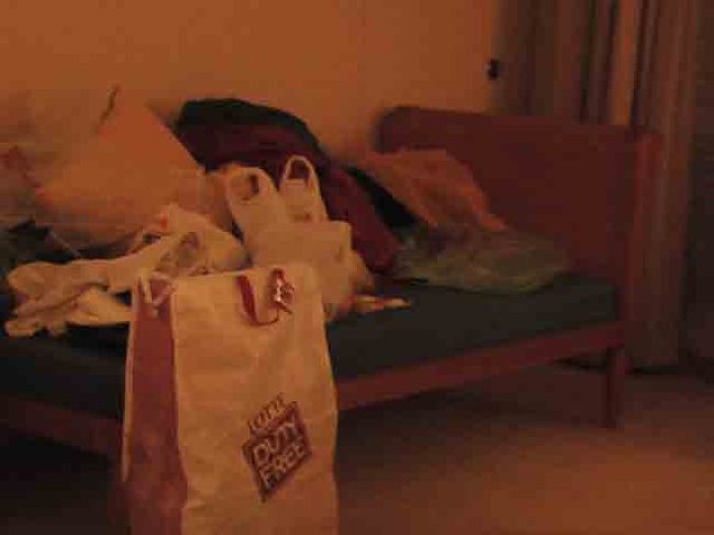 　ホテルに戻りました。免税店の買い物袋はよく見ると那覇空港の物ではありません。ここでも土産物用にセコロジー！！