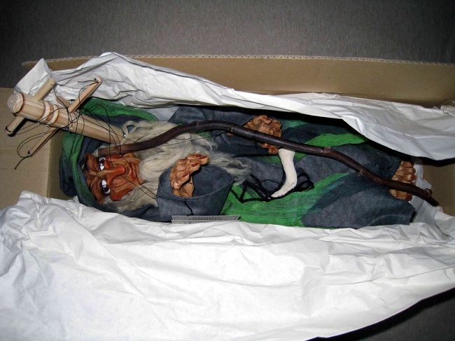 先の店で購入したマリオネット。魔女とどちらにするか、最後まで迷った。もう一度、魔女を買う為に行きたい。