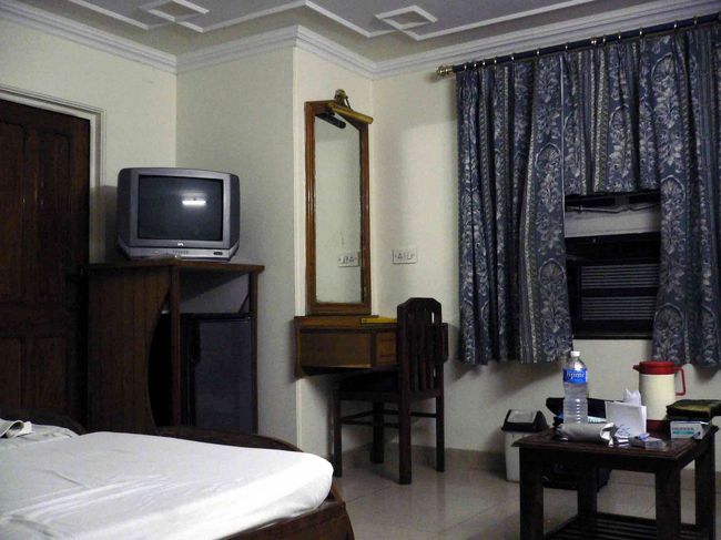 初日、ホテルの部屋。テレビは映らず、シャワーはほぼ水。暑さの為、写真に写ってるサイズのペットボトルを鷲づかみに歩いてる人が多かった。