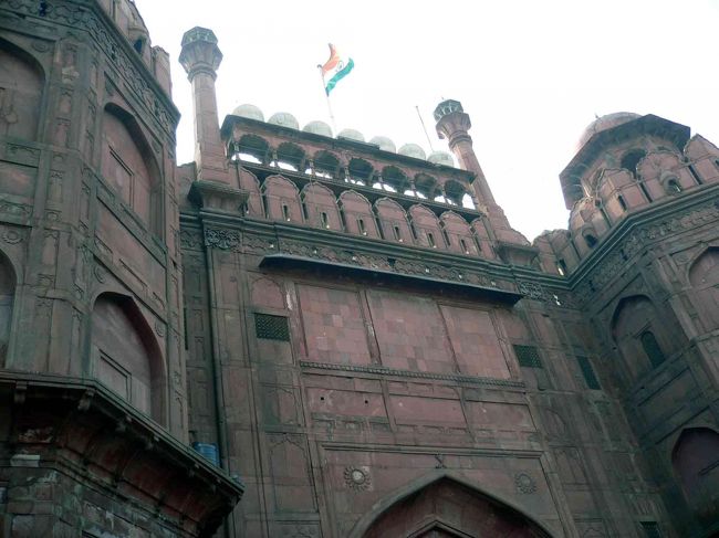 ラーホール門。早朝のため、閑散。