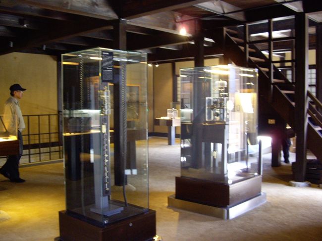 エレキテルなども展示してあって、電気を起こす体験も出来ます。<br /><br />でも、是非見て欲しいのが入って右側にあるPC。<br /><br />