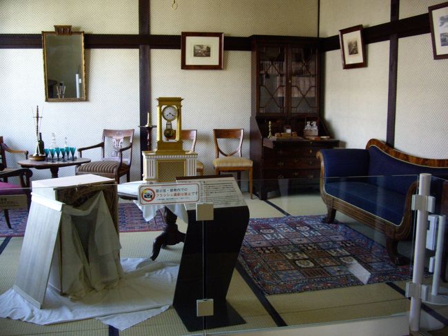 二階に上がってみました。<br /><br />ここには商館長の私室と事務所、それに迎賓館として使われた部屋がありました。<br /><br />畳に唐紙というのが、いかにも当時の出島です。