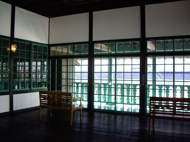 ここは涼所。<br /><br />ここはカピタン部屋の中でも間近に海を臨むことが出来、また最も傷みやすい場所でもあったそうです。<br /><br />長崎の夏はきっと蒸し暑いでしょうから、オランダ人たちもここで涼んだことでしょう。