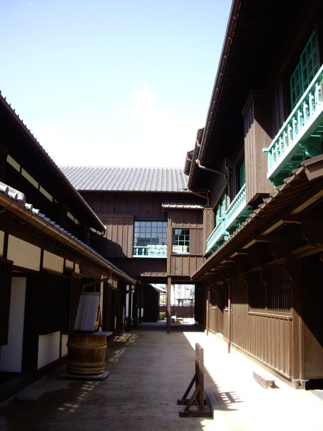 当時の出島は、こんな感じだったのでしょうね〜。<br /><br />焦げ茶の建物に、エメラルドグリーンの塗料が塗られた街を、日本の他の地域では殆ど見られなかったであろう紅毛人たちが歩いていたんですね。