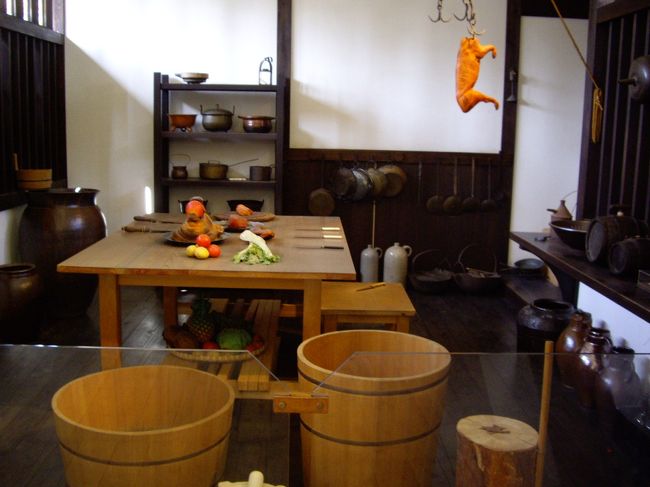 様々な調理器具が壁にかけられたりテーブルに置かれたりしています。<br /><br />ディスプレイでは、字幕つきのアニメが流れていて結構楽しめます。<br /> <br />