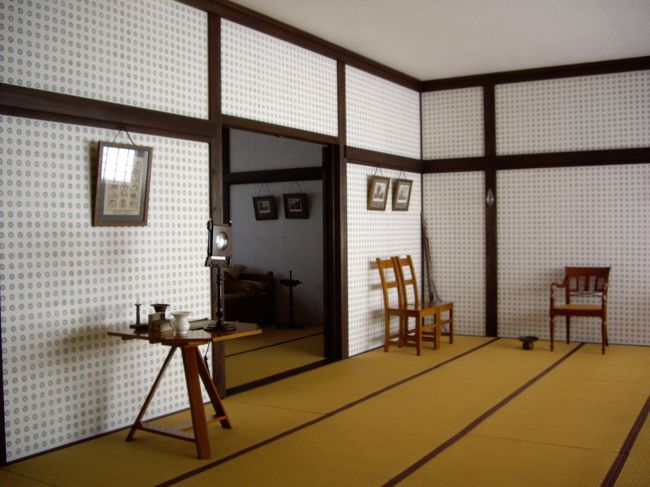 2階はテーブルやベットなどを展示し、当時の居室が再現されています。