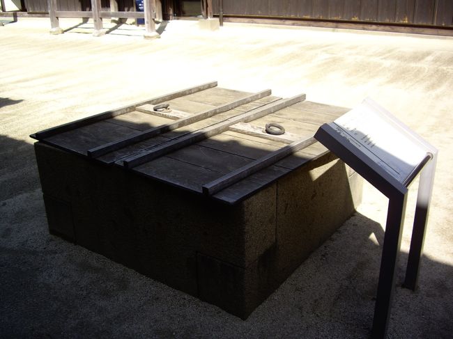 水溜。<br />料理部屋で使う水を蓄えていたそうです。生活用水は竹樋を使って外から引かれ、飲み水は水売りから買っていたようです。