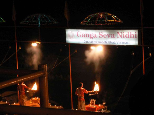 バナラシィに着いたのが、たまたま金曜日で、お祈りの儀式をやっていた。観光客でごったがえし。