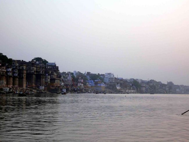 ガンガーの船上から、ガート。