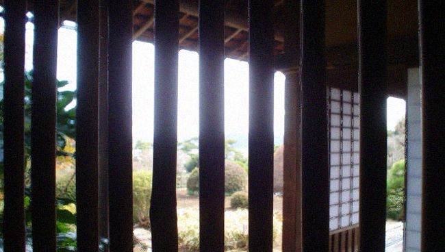 偕楽園内の好文亭の写真です。<br /><br />この好文亭の内部が本当に素敵でした。一つ一つの部屋のふすまにはそれぞれ違う日本画が描かれています。贅沢です。<br /><br />これは竹を利用した窓。まさに「アクオス」のCM、吉永小百合のイメージでした。