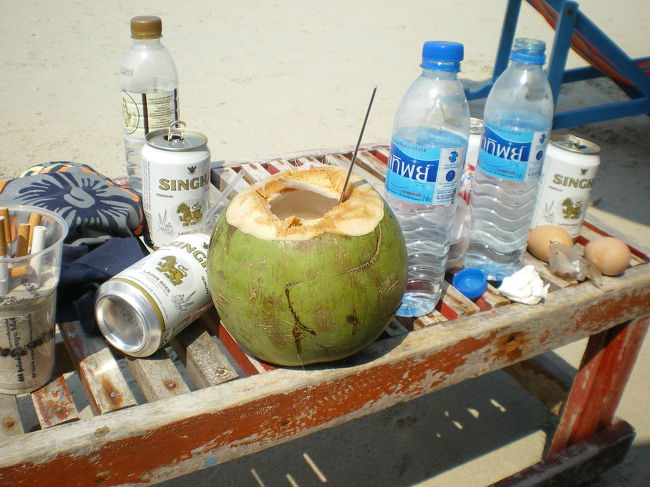 茹でたピーナツアロイ、剣先するめはかなり大きく、安くないです。パラソルの下で飲むビールは、美味しい。椰子も美味しかった一人では飲みきれません、