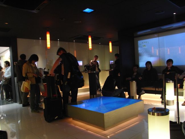 ■成田空港■<br /><br />本当はもう一箇所あるんだけど、<br />開放時間の制限がある…<br /><br />喫煙者は、肩身が狭い、今日この頃…<br /><br />(；∀；)<br />