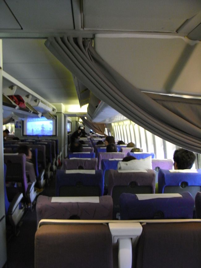 ■機内■<br /><br />ガラ空き。<br /><br />リゾート地らしく<br />ラブラブカップルの比率多め！<br /><br /><br />