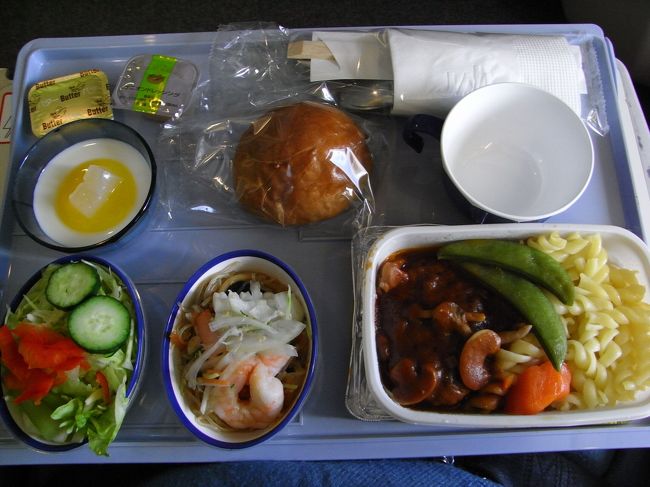 ■機内食■<br /><br />ハンバーグをチョイス！！<br /><br />お弁当に入れる、レトルト風。<br />なんか懐かしい味〜<br /><br />(・ω・)