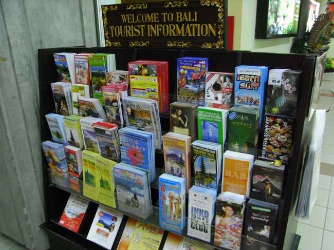 ■ングラライ空港■<br /><br />７時間ほどのフライトで、ようやくバリに到着♪<br /><br />(*≧◇≦*)キャー♪<br /><br />到着早々、SPAやアクティビティのパンフやチラシが入ったラックが登場！！<br /><br />しかし…日本語が多いなぁ〜