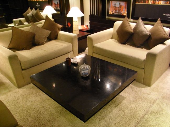 ■インターコンチネンタル　空港ラウンジ■<br /><br />意外と狭い…<br /><br />σ(~～~；)<br /><br />１ファミリーや、２カップルが限度のような…<br /><br />