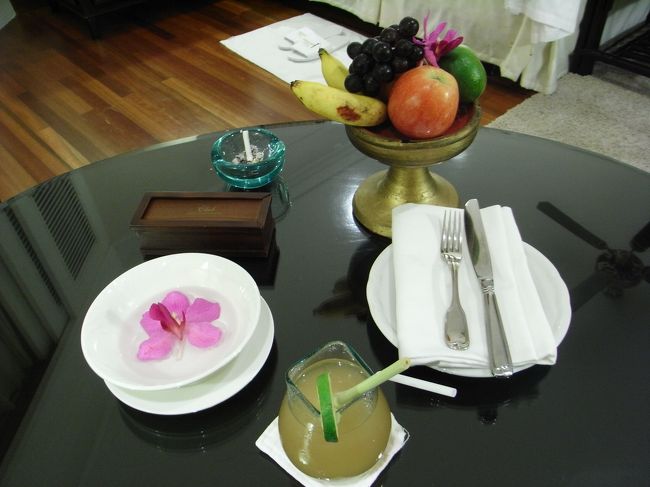 ■インターコンチネンタルバリリゾート■<br /><br />ウェルカムドリンクとフルーツ。<br /><br />ラウンジでドリンクを出され、残したら、<br />部屋に持ってってイイとの事…<br /><br />口に合わない…とは言い出せず。<br /><br />