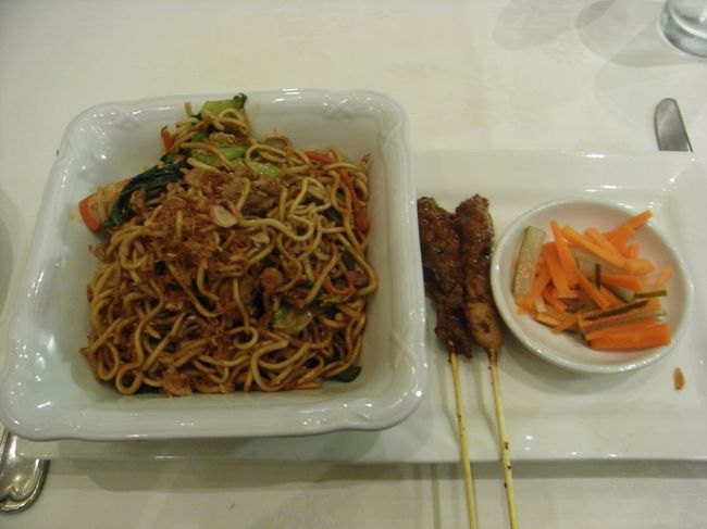 ■インターコンチネンタルバリリゾート■<br /><br />せっかくなので早速、軽食を頂くことに！！<br />人生初のバリ飯『ミーゴレン』に挑戦。<br /><br />ρ(`O´*)<br /><br />アジア料理がダメな私…<br />やっぱりちょっとクセを感じる…<br /><br />他と比較できないから、よく味がわからんないけど<br />麺があまり美味しくナイ…かな！？<br /><br />その前に、こんな時間に食べてイイのか…私。